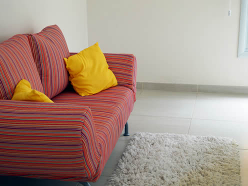 sofá vermelho da casa em guararema